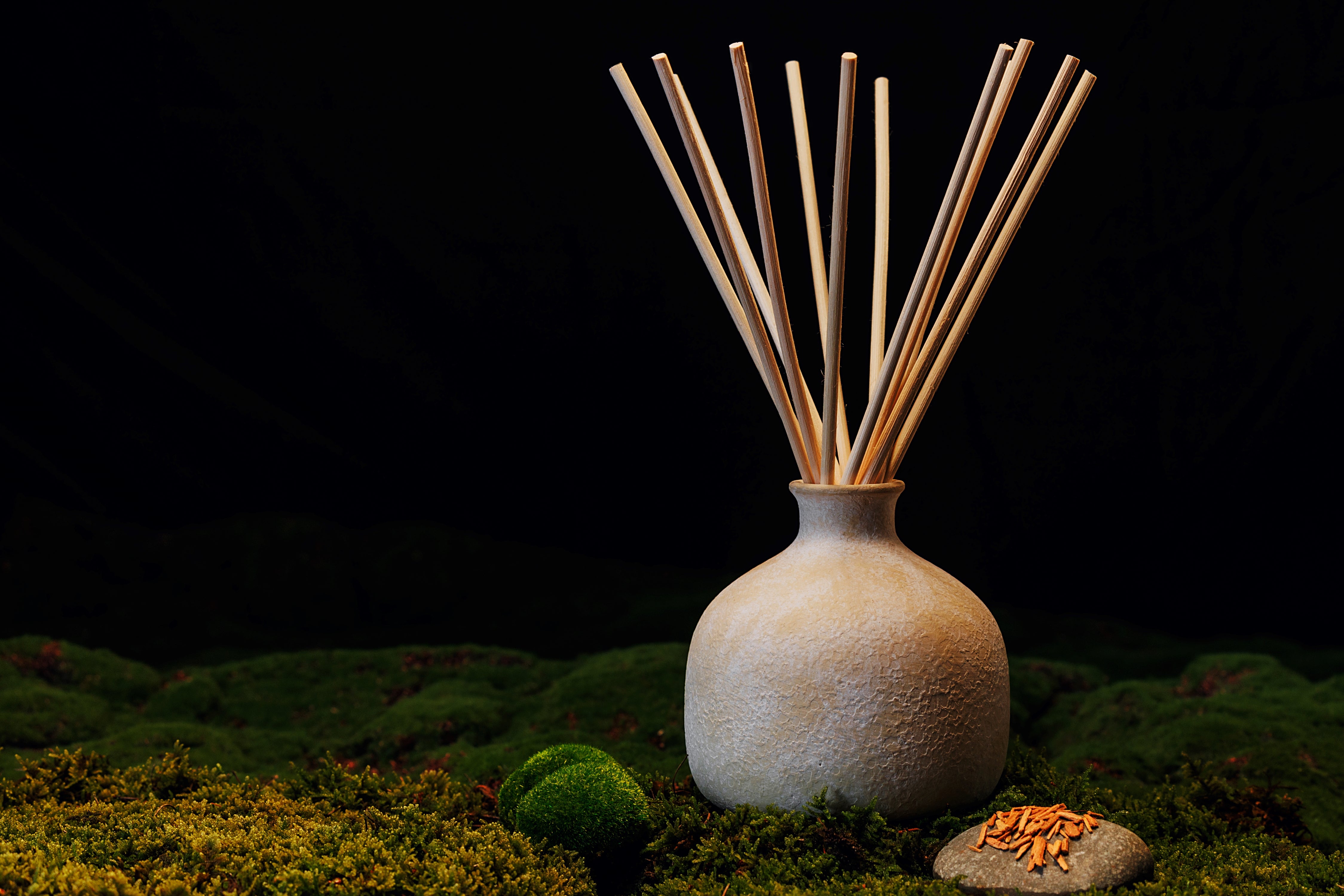 Romance - Ceramic Refillable Diffuser - Oakmoss & Sandalwood